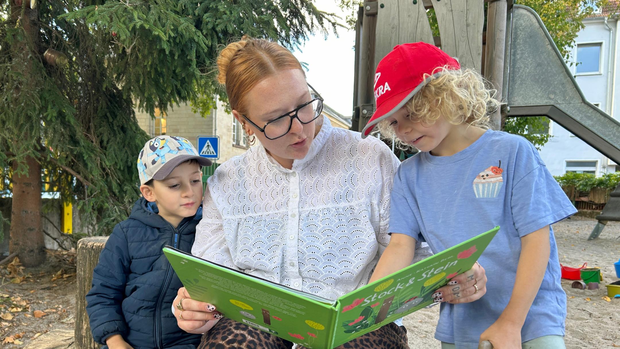 Gelesen wird auch auf dem Spielplatz: Sprachfachkraft Saskia Schönberger liest auch im Freien vor.