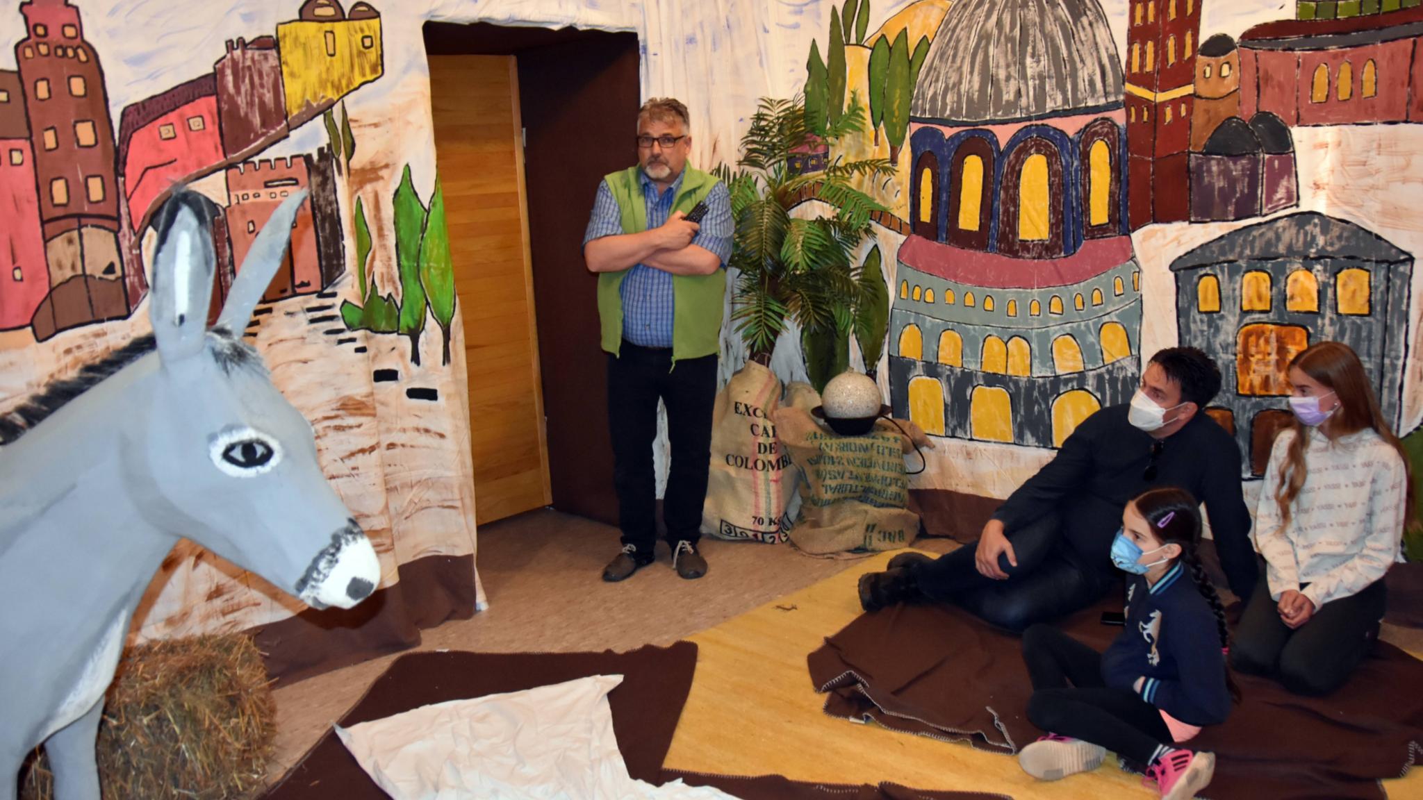 Im Ostergarten von Wadrill ziehen die Besucher an Palmsonntag in Jerusalem ein.